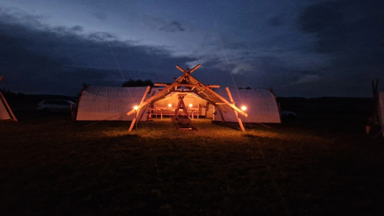 Lager der Arbija bei Nacht